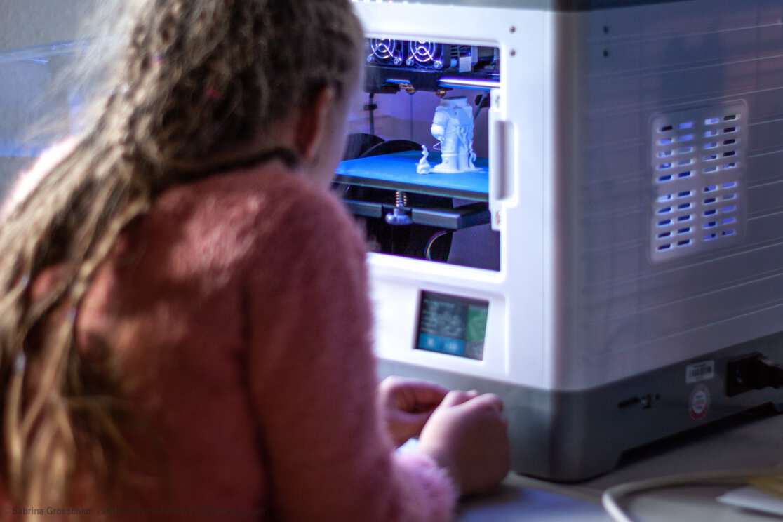 Kids-workshop-Virtual-reality-3-d-print-stencil-berlin-kosmosviertel-2018-Photo-Sabrina-Groeschke