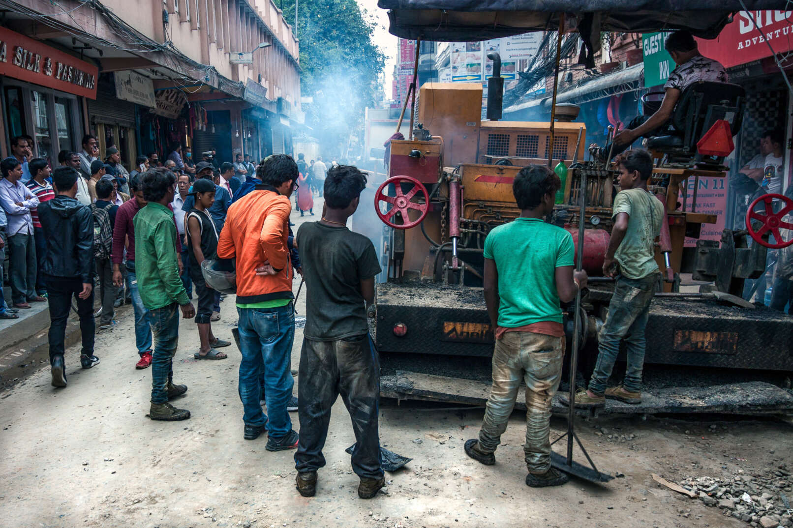 Street-building-thamel-himalaya-kathmandu-Nepal-Photographer-Sabrina-Groeschke