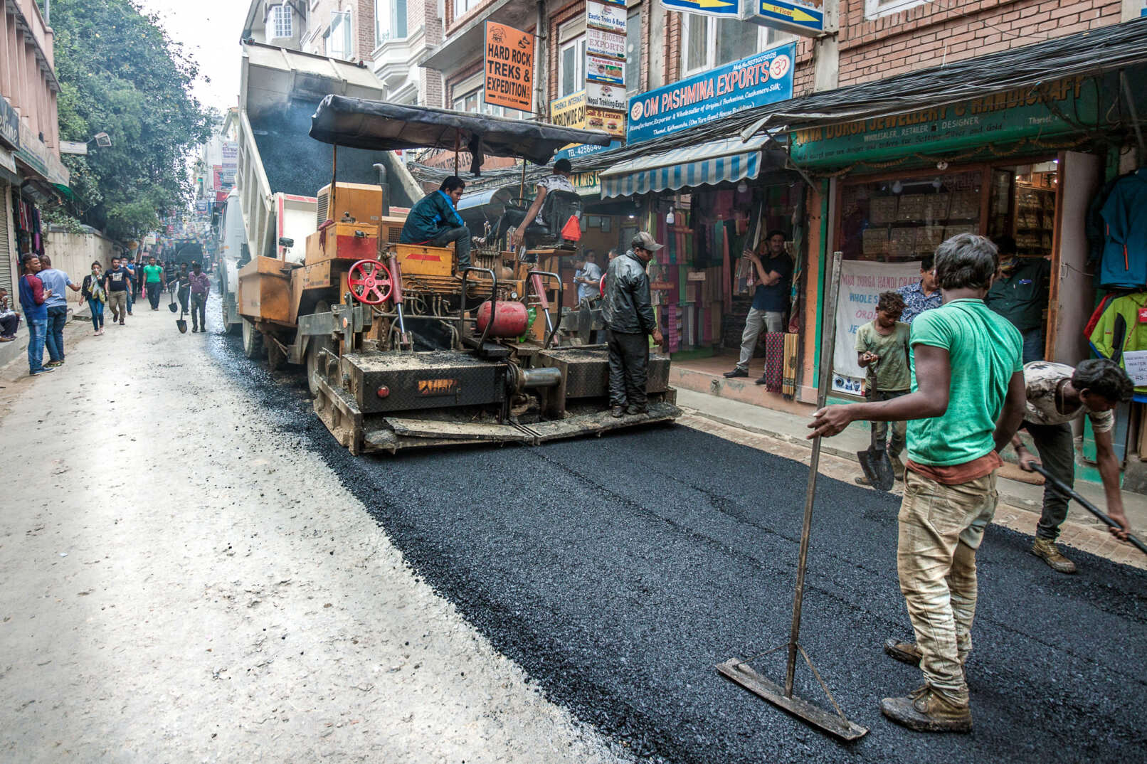 Street-building-thamel-himalaya-kathmandu-Nepal-Photographer-Sabrina-Groeschke