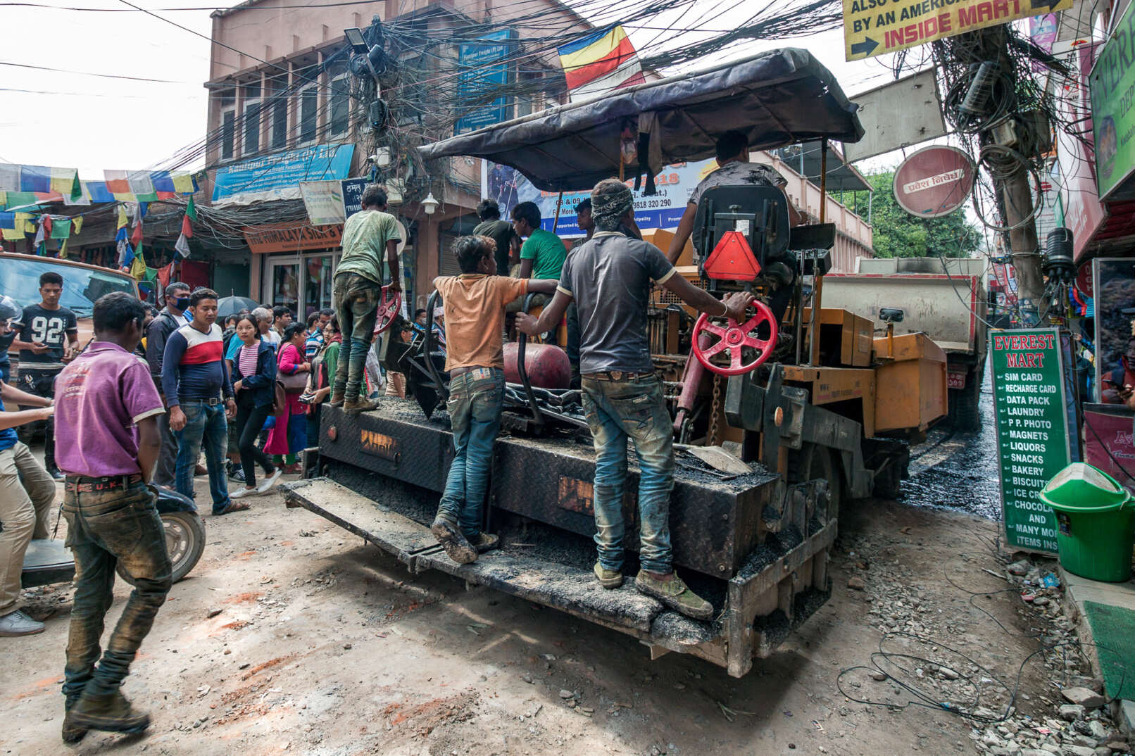 Street-building-thamel-himalaya-kathmandu-Nepal-Photographer-Sabrina-Groeschke