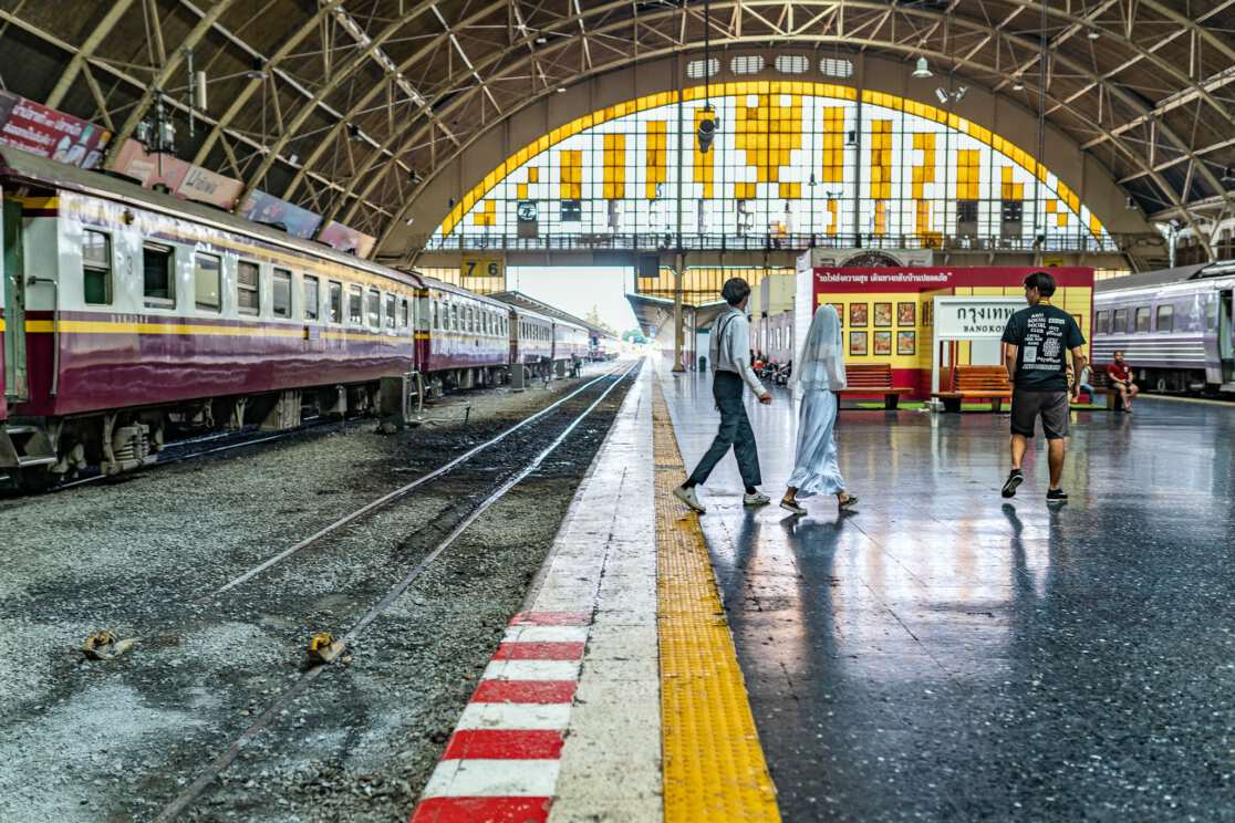 Workers and scenes on the streets of Bangkok, Thailand 2019; Photographer: Sabrina Groeschke