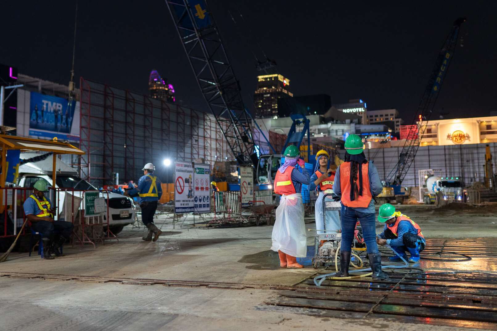 Workers and scenes on the streets of Bangkok, Thailand 2019; Photographer: Sabrina Groeschke