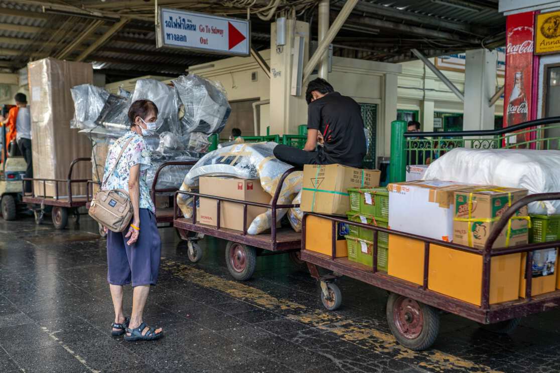 Workers and scenes on the streets of Bangkok, Thailand 2019; Photographer: Sabrina Groeschke