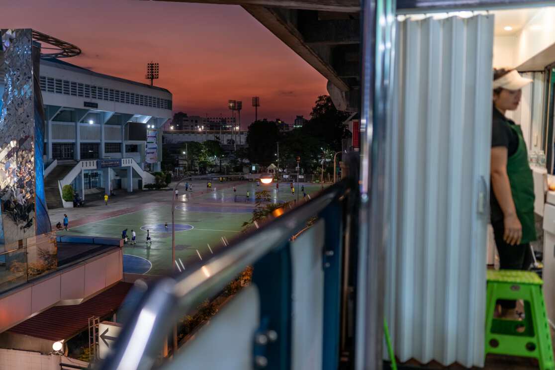 Workers and scenes on the streets of Bangkok, Thailand 2019; Photographer: Sabrina Groeschke