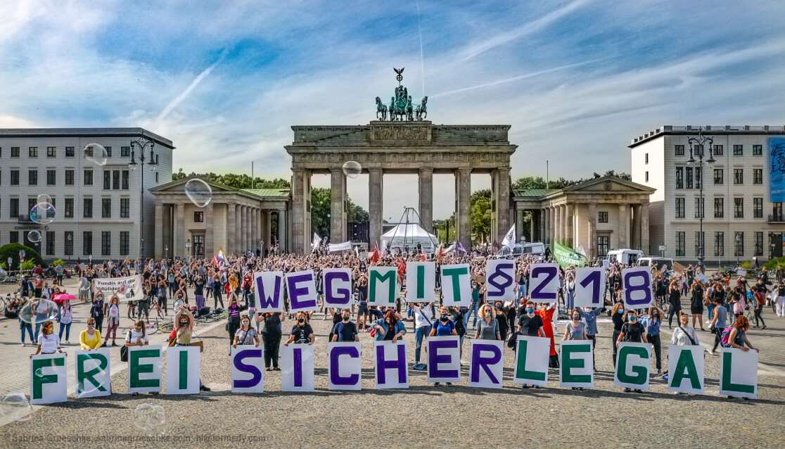 Pro-choice-protest-218-paragraph-219a-Berlin-Germany-Aktionstag_Volksbuehne-kunstaktion-sexuelle-selbstbestimmung_2019_Photographer_Sabrina-Groeschke